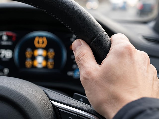 Así apagamos el testigo: programación de sensores TPMS en Nigrán